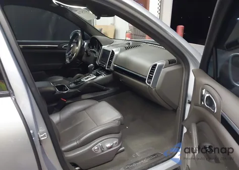 2017 Porsche Cayenne Platinum Edition z USA, uszkodzony, nr VIN WP1AA2A21HKA86673